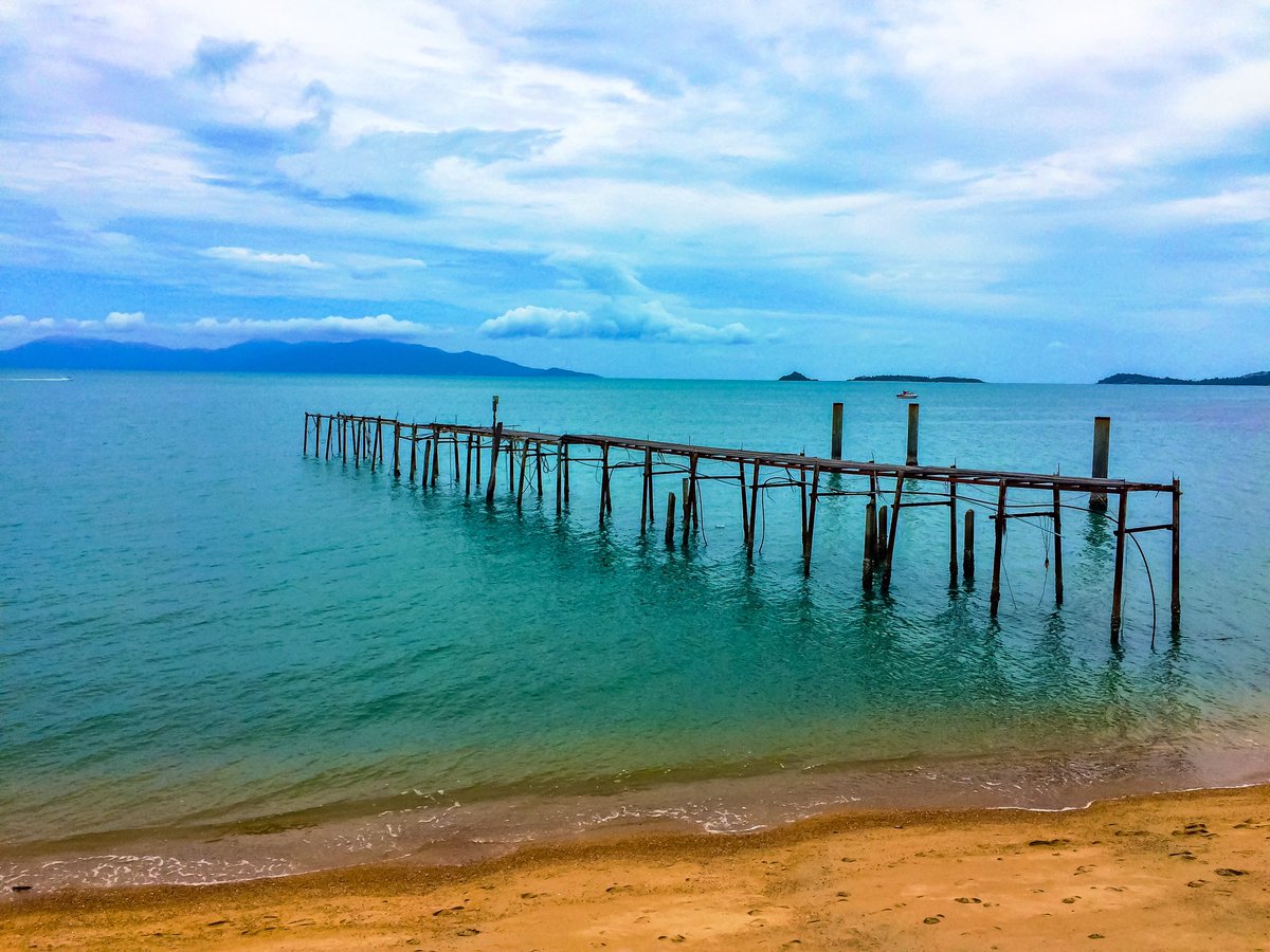 ¿Eres de mar o de montaña?
Foto de un antiguo embarcadero en ‘Fisherman’s Village’, en Koh Samui, #Tailandia.
Recomendable visitarla en sábado, que hacen un mercado local.

Aquí viví los efectos del monzón por vez primera, después de haber leído mil veces sobre él❤️

#Thailand