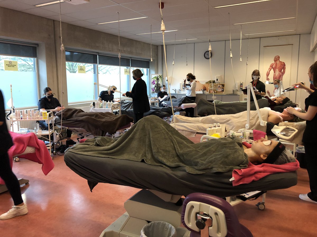 Bij <a href="/ROCvA/">ROC van Amsterdam</a> strijden vandaag de schoonheidsspecialisten van het #mbo om de finaleplaatsen op #STF Skills the Finals. Jong vakmanschap aan het werk.