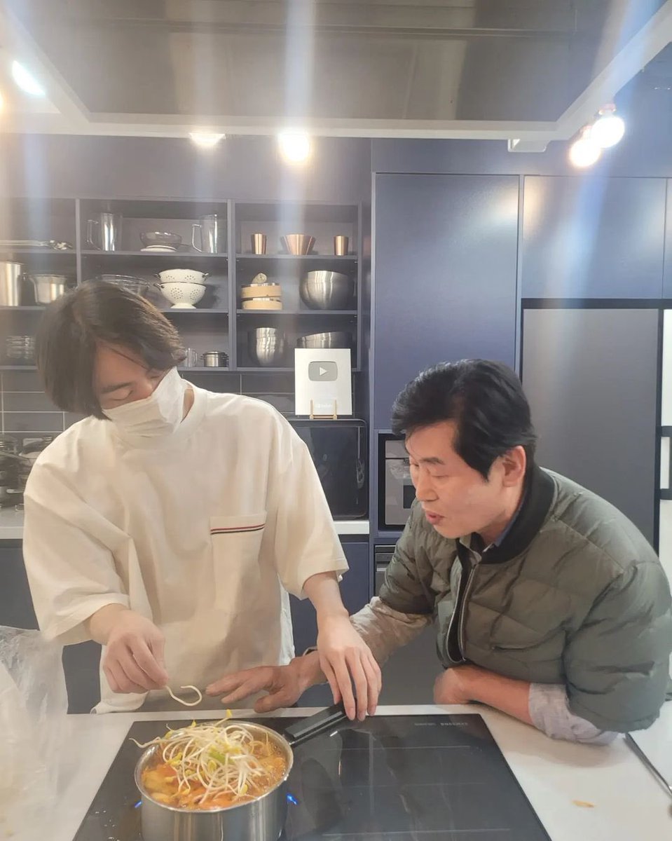 jjmimi_13's tweet photo. lo hizo bien realmente Delicioso ~♡

#BTS #seokjin #LikesToCook #LearningHowToCook #LeeYeonBokChef 

• Post: https://t.co/byvSxd9bHU https://t.co/ephdNJDgzp