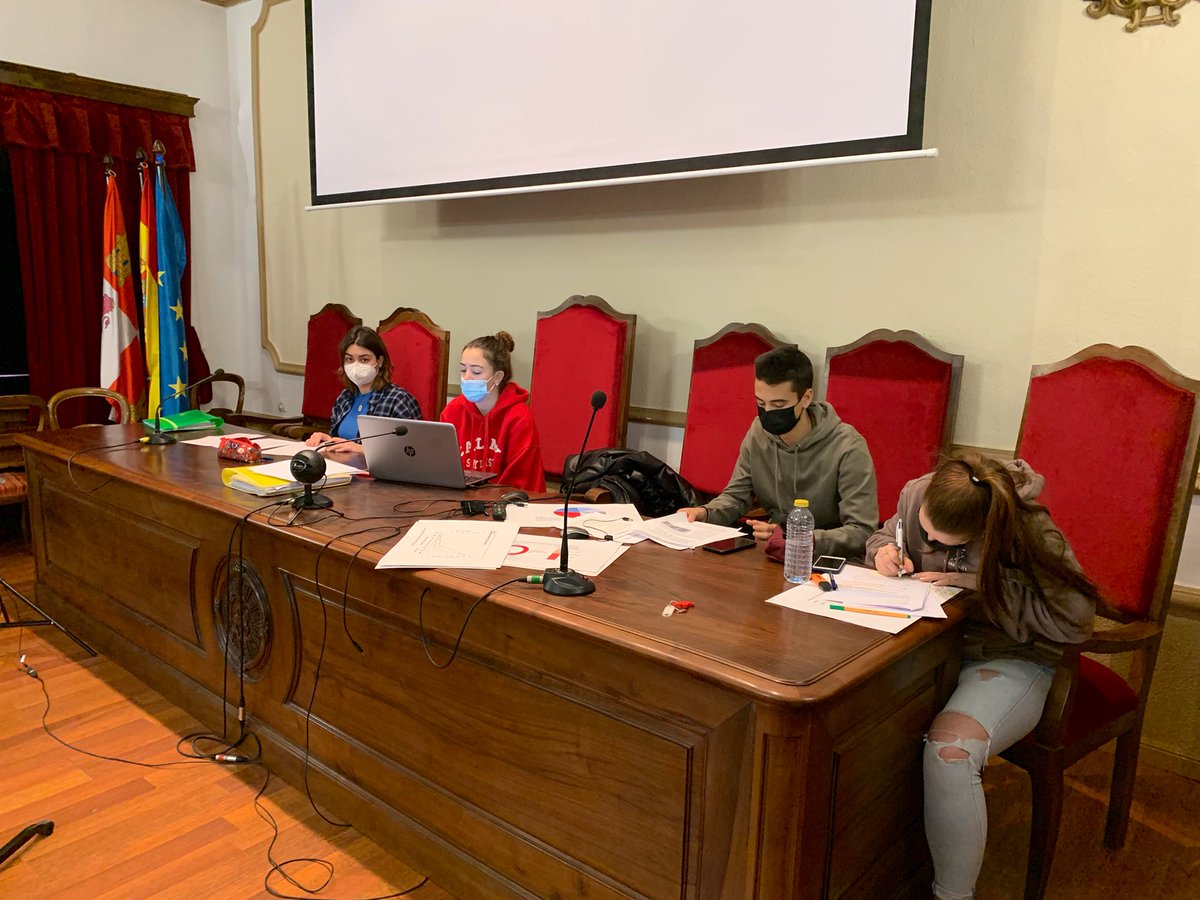 iesmachado's tweet image. Ensayos finales para la Liga Debate Provincial, modalidad 1º BachIllerato y coordinados por @antoniodemher que tendrá lugar mañana en @iescastilla Adelante los equipos de la #EdPública