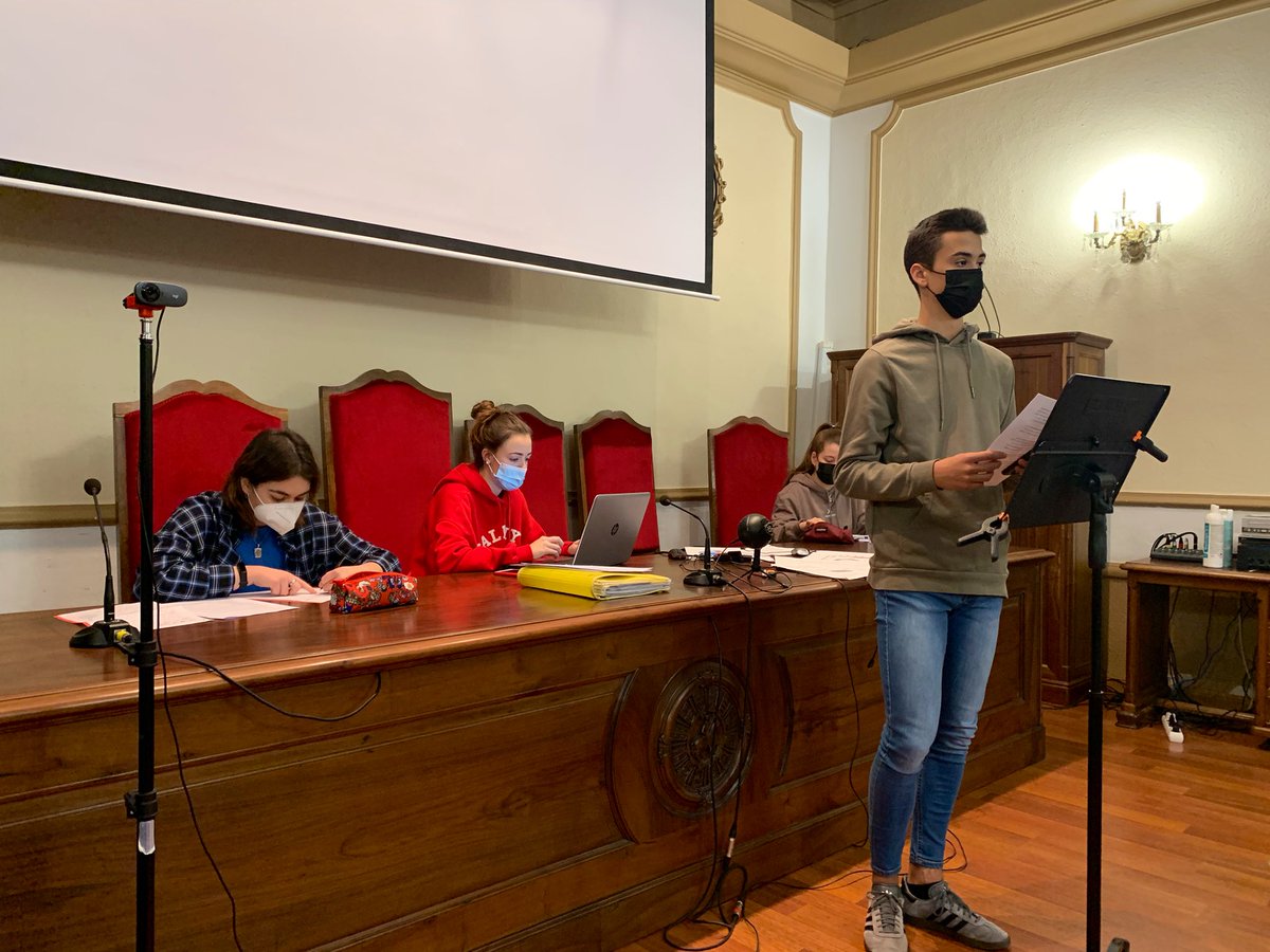 iesmachado's tweet image. Ensayos finales para la Liga Debate Provincial, modalidad 1º BachIllerato y coordinados por @antoniodemher que tendrá lugar mañana en @iescastilla Adelante los equipos de la #EdPública