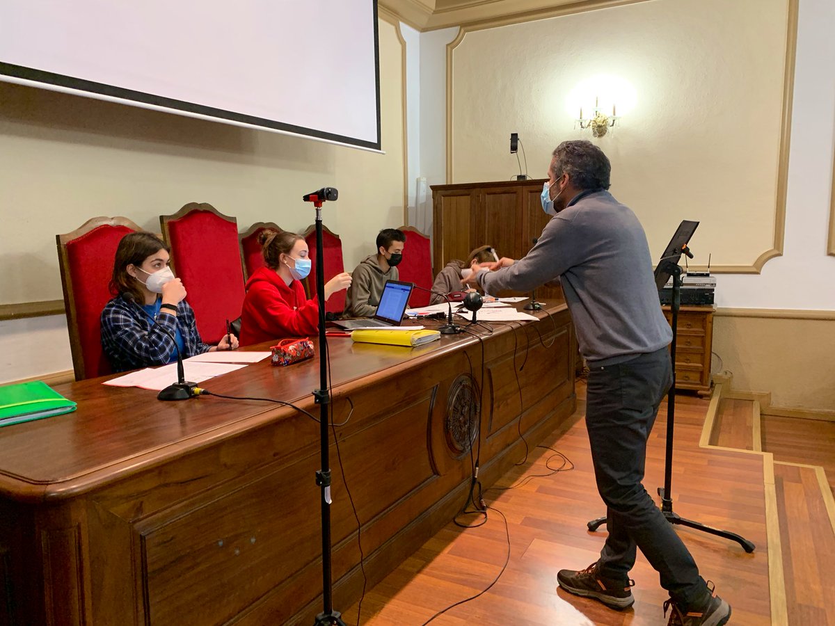 iesmachado's tweet image. Ensayos finales para la Liga Debate Provincial, modalidad 1º BachIllerato y coordinados por @antoniodemher que tendrá lugar mañana en @iescastilla Adelante los equipos de la #EdPública