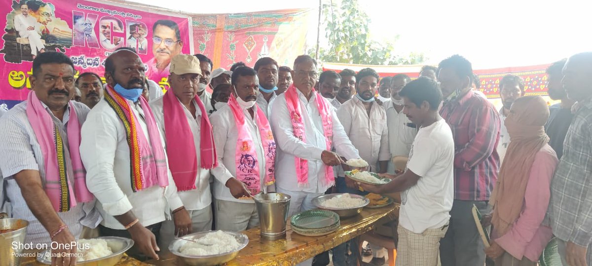 dasari_manohar's tweet photo. *పెద్దపల్లి నియోజకవర్గం*
తెలంగాణ రాష్ట్ర ముఖ్యమంత్రి శ్రీ కేసీఆర్ గారి జన్మదినోత్సవాన్ని పురస్కరించుకొని నిరుపేదలకు ఈ రోజు కాల్వశ్రీరాంపూర్ మండలకేంద్రంలో కేసీఆర్ గారికి పాలాభిషేకం మరియు అన్నదానం చేసిన గౌరవ ఎమ్మెల్యే దాసరి మనోహర్ రెడ్డి గారు. @KTRTRS @trspartyonline @TelanganaCMO https://t.co/Yye0tGKqMC