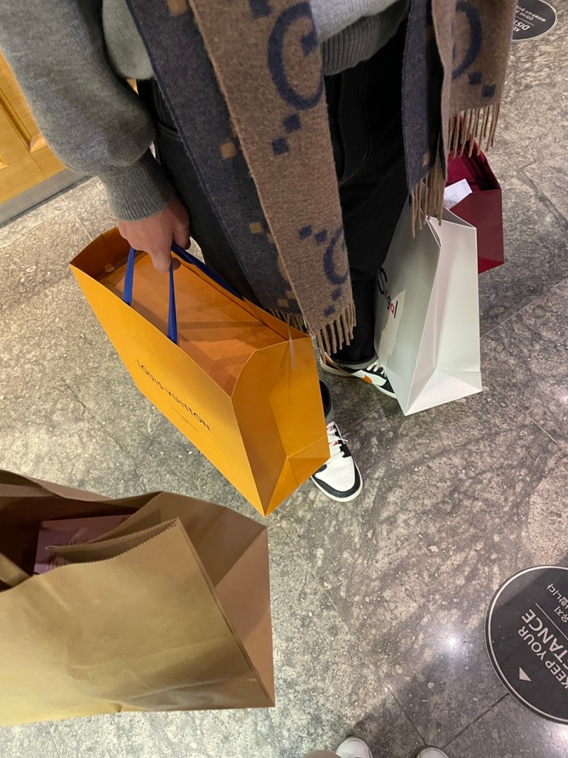 houseofarmybts_'s tweet photo. 📰 | Jiwoo (irmã do J-Hope) disse em seu último post no blog que comprou um presente de aniversário para J-Hope. Ela foi de loja em loja com o marido e finalmente foi para a Louis Vuitton. Ela disse que comprou algo que J-Hope goste 🥺 https://t.co/bjAuTdSDjL