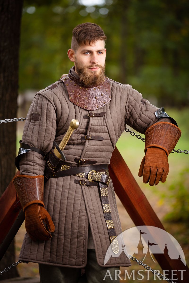 This is a double hit gear - these beautiful gloves will work great as your sword-fighting inner glove and as a rapier gloves for renaissance fencing...And - they are just beautiful
armstreet.com/.../embossed-c…...
Padded fingers, hard leather cuff 🙂
#armstreet #historicalfencing