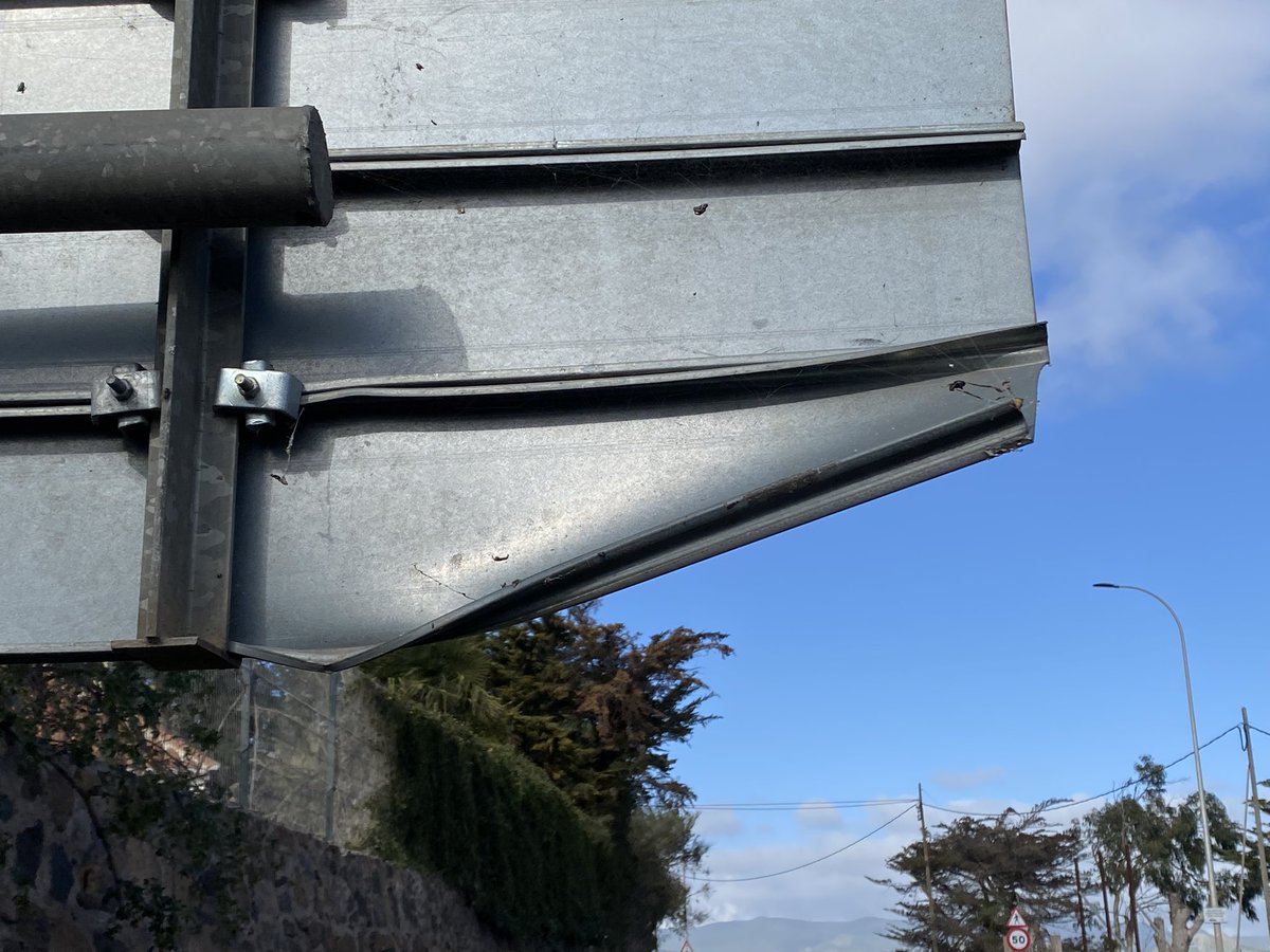 TenerifeVial's tweet photo. ⚠️ Obstáculos aéreos en márgenes de travesías 🤦🏻♂️ #CarreterasTF #TF265
https://t.co/XJTumtzpmM https://t.co/XIjbRkf3Xa