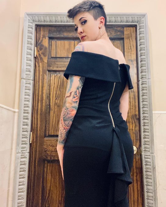 anyone need a plus one to a wedding? https://t.co/9EVg5hCpHD