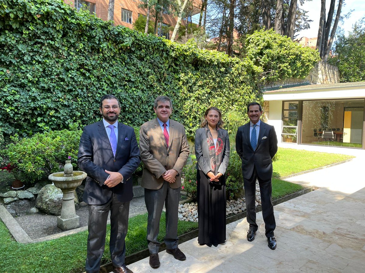 RedCarolinaCol's tweet image. ✨Importante encuentro entre el embajador @JAL_1966, Daniel Haime, Presidente del Patronato de la FCC, @Victor_Malagon y Carolina Olarte para poner en valor la trayectoria de la Fundación en el país y las oportunidades de colaboración en proyectos educativos y culturales. 🇨🇴🤝🇪🇸