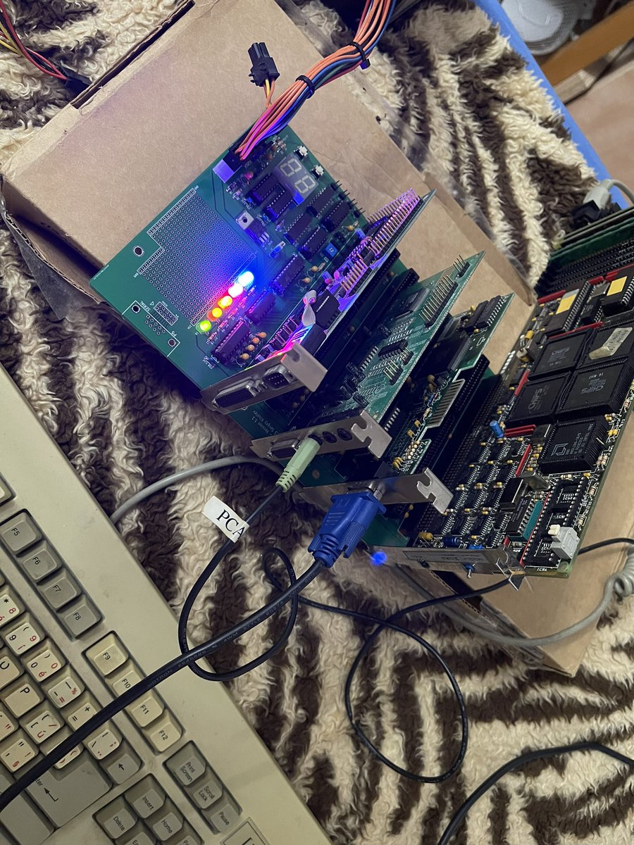 VejvyCZ's tweet photo. Tak uz jsem vse tak nejak zapojil pouze na fotu neni jeste hdd. Hdd se běžící a ventilátor na zdroji se točí relativně pomalu, nekde to bude chtit nastavit propojku asi na te 286tce, protoze procesor se zahřívá, tak ze do toho nejake napeti proudí, ale asi ne dostatečně.
#CPU286 https://t.co/mapqRStLNq