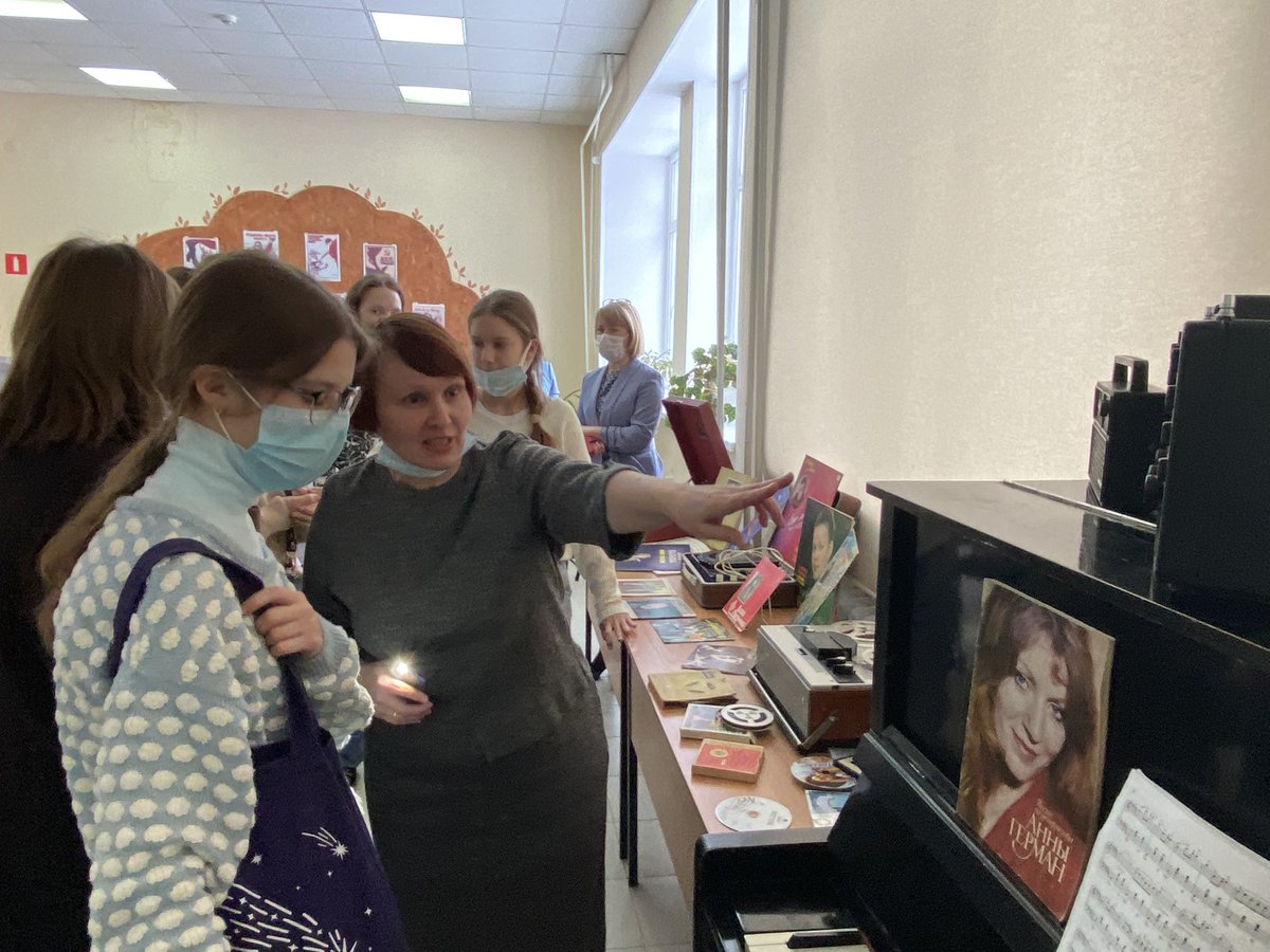 На выставке «От классики до современности» в библиотеке №1 «Мир искусств» представлены средства для воспроизведения музыки от пластинок до музыкальных центров, от кассет - до дисков.