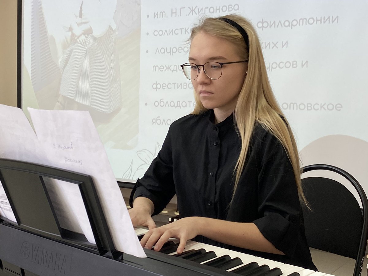 «Песню без слов» исполнила Дарья Пузанова, гость встречи, аспирантка Казанской государственной консерватории им. Н. Г. Жиганова, солистка областной филармонии, обладатель премии «Обломовское яблоко».
