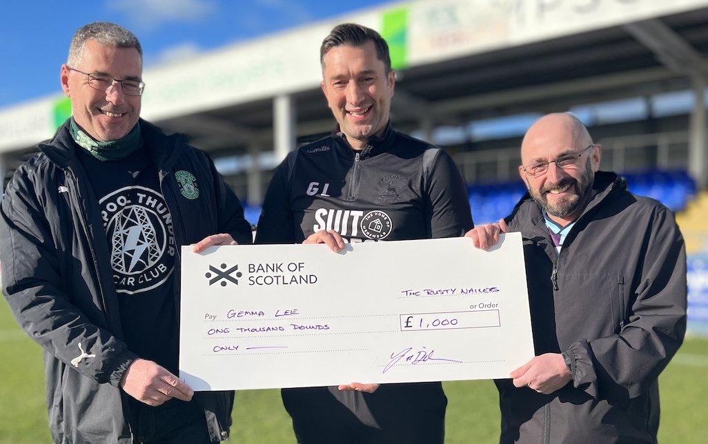 𝘼𝙣𝙤𝙩𝙝𝙚𝙧 𝙞𝙣𝙘𝙧𝙚𝙙𝙞𝙗𝙡𝙚 𝙨𝙩𝙤𝙧𝙮 

Marcus Chalmers and Jeff Dickson presented <a href="/5spike/">Graeme Lee</a> with a £1000 cheque yesterday for the Gemma Lee fund.

The money has been raised by the 'Rusty Nailers' group in memory of Kim Dickson.

Full story: hartlepoolunited.co.uk/news/2022/febr…