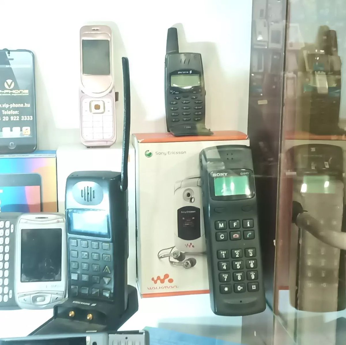 tamhanna's tweet photo. This showcase of #vintagemobilephone samples reminds me how boring the #mobilephonemarket has become. The #formfactors have become the same after the #iphone2g...the #cosmocommunicator which I used for this picture today is such an oddball that…
📸 https://t.co/f50NBHexxP https://t.co/qFXUFBgVAO