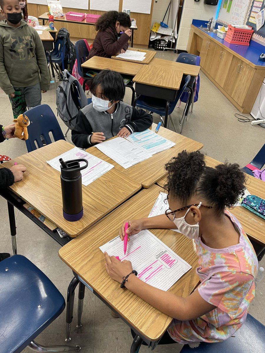 erinaweaver's tweet photo. We love a good compare &amp; contrast snowball fight! #findyourevidence #thirdgrade #teamwork #richtext https://t.co/jjPxpmsaZs