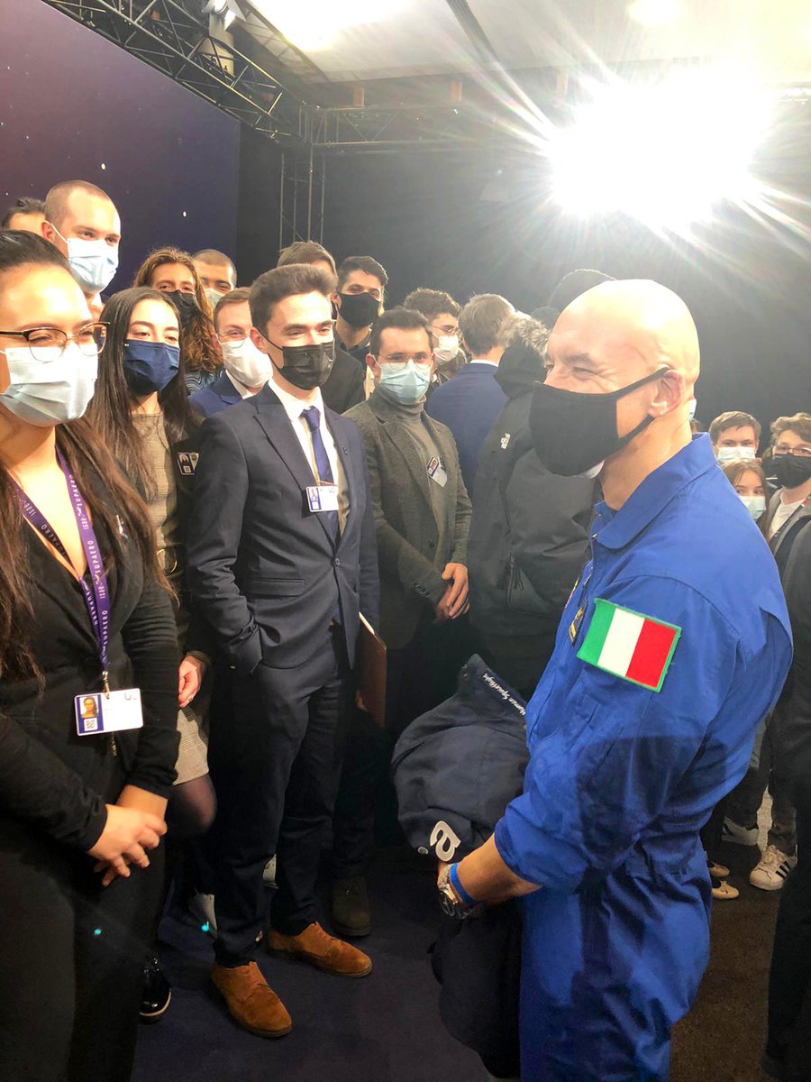 ISAE_officiel's tweet image. Clap de fin avec quelques photos en compagnie d’@EmmanuelMacron et @astro_luca ! 🤩🚀 #SpaceSummit