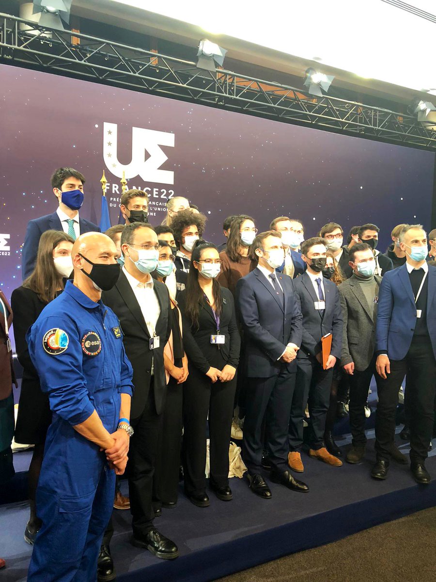 ISAE_officiel's tweet image. Clap de fin avec quelques photos en compagnie d’@EmmanuelMacron et @astro_luca ! 🤩🚀 #SpaceSummit