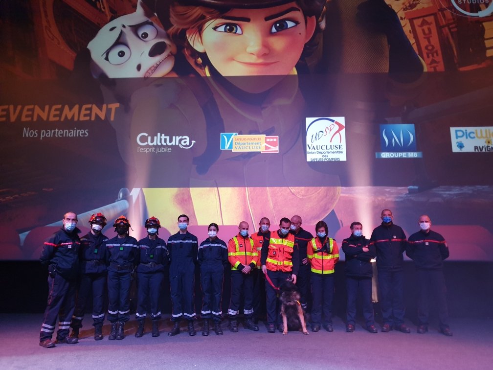 udsp84's tweet photo. Cloture de cet AM avec vaillante @cinecapitol et la féminisation chez les @PompiersFR avec le @sdis84 Merci mesdames @sandramestre84 @LaureenD26 pour l'organisation https://t.co/EMMtkyrO4X