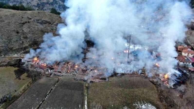 GEÇMİŞ OLSUN KASTAMONU AKKAYA …!
Kastamonu Merkez Akkaya köyünde çıkan yangında 15 evin yanması bizleri derinden üzmüştür. Vatandaşlarımıza geçmiş olsun dileklerimizi iletiyoruz.
Ankara KASDERFED