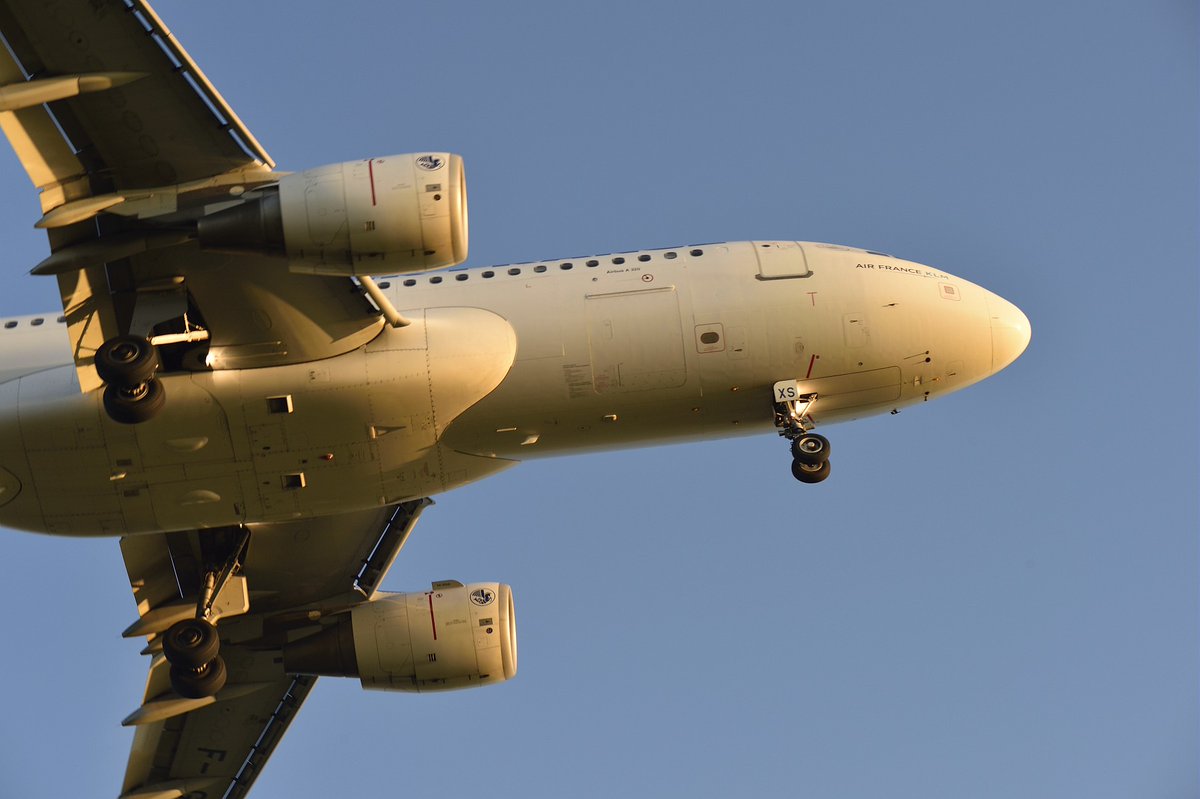 SAFRAN's tweet photo. [🛫#Histoire de l’#Aviation] Il y a 35 ans, l’@Airbus #A320 s’envolait pour la 1ère fois au-dessus de Toulouse ! 
#Moteurs #CFM56, trains d’#atterrissage, inverseurs de poussée, câblages... nous fournissons de nombreux #équipements à bord !
#avgeek #aviationlovers https://t.co/1V8ipK8NT1