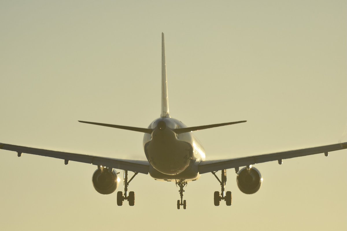 SAFRAN's tweet photo. [🛫#Histoire de l’#Aviation] Il y a 35 ans, l’@Airbus #A320 s’envolait pour la 1ère fois au-dessus de Toulouse ! 
#Moteurs #CFM56, trains d’#atterrissage, inverseurs de poussée, câblages... nous fournissons de nombreux #équipements à bord !
#avgeek #aviationlovers https://t.co/1V8ipK8NT1