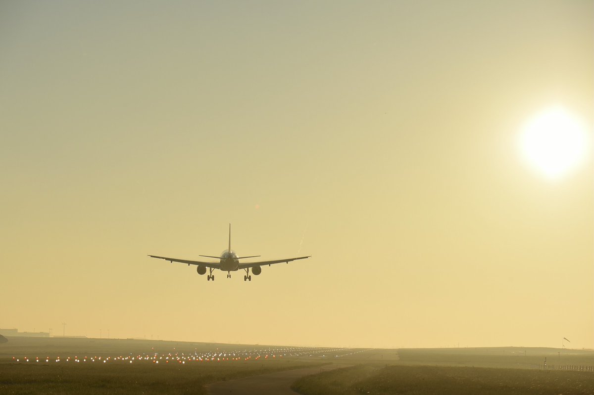 SAFRAN's tweet photo. [🛫#Histoire de l’#Aviation] Il y a 35 ans, l’@Airbus #A320 s’envolait pour la 1ère fois au-dessus de Toulouse ! 
#Moteurs #CFM56, trains d’#atterrissage, inverseurs de poussée, câblages... nous fournissons de nombreux #équipements à bord !
#avgeek #aviationlovers https://t.co/1V8ipK8NT1