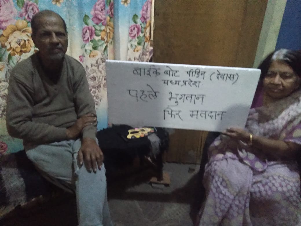 yuganternews's tweet photo. जनमत के आगे झुकती सत्ता महिमा वेदों ने गाई,
जनमत के आगे झुके राम भी सीता वन को पठाईं।
सोशल मीडिया, सत्याग्रह, सभा, जुलूस, धरना, प्रदर्शन ये सब जनमत पैदा करेंगे इसलिए इनका जमकर प्रयोग करो।
#पहले_भुगतान_फिर_मतदान 
#ठगों_को_फांसी_दो 
हमारा पैसा वापस करो
#संसद_सत्याग्रह https://t.co/XaiplWENp3