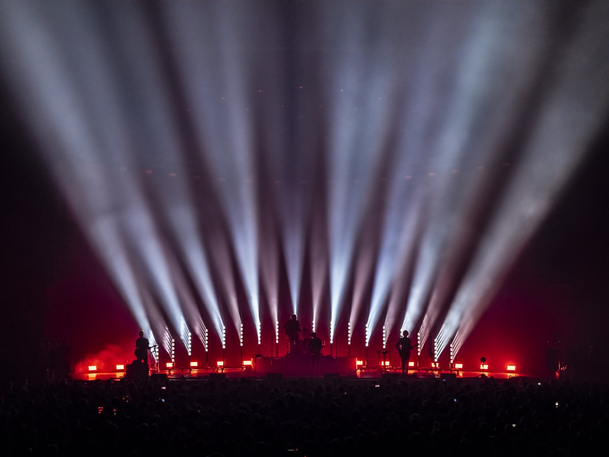 ClayPakyNews's tweet photo. 36 x Claypaky #SharBar fixtures currently touring with Belgian indie pop/rock band Balthazar. Tour, Lighting & Set Design By Arf & Yes.
📸 Alexander D'hiet & Picturesk https://t.co/yyvMrhjCRN
