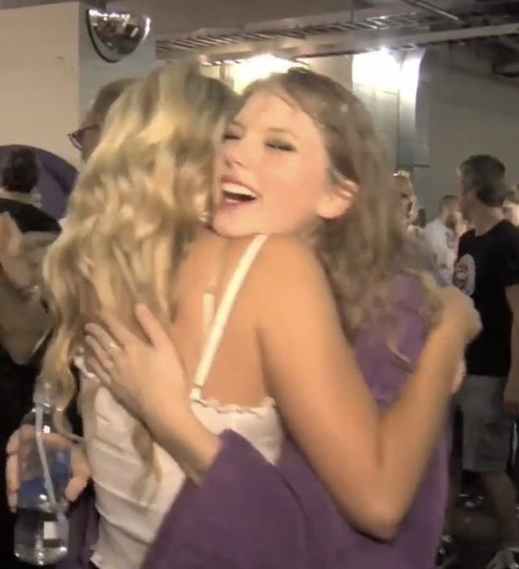 ffolkless's tweet photo. guía completa para stanear a taylor swift https://t.co/mAsMOxUxHY