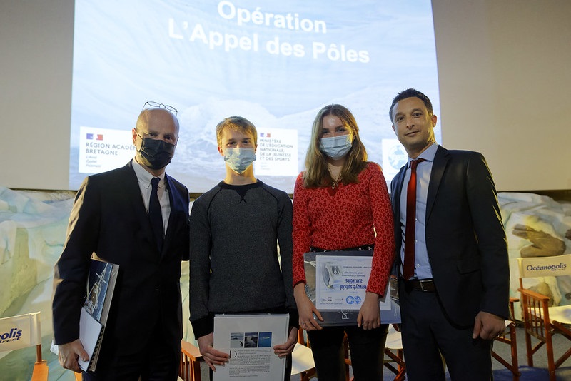 ponant_FR's tweet photo. Les deux envoyés spéciaux lauréats du projet pédagogique l'Appel des Pôles, notamment initié par la #FondationPONANT, ont reçu leur diplôme aux côtés du ministre @jmblanquer et de notre responsable RSE, Wassim Daoud. Suivez leur aventures sur @appeldespoles. https://t.co/YwsrFKhFG2