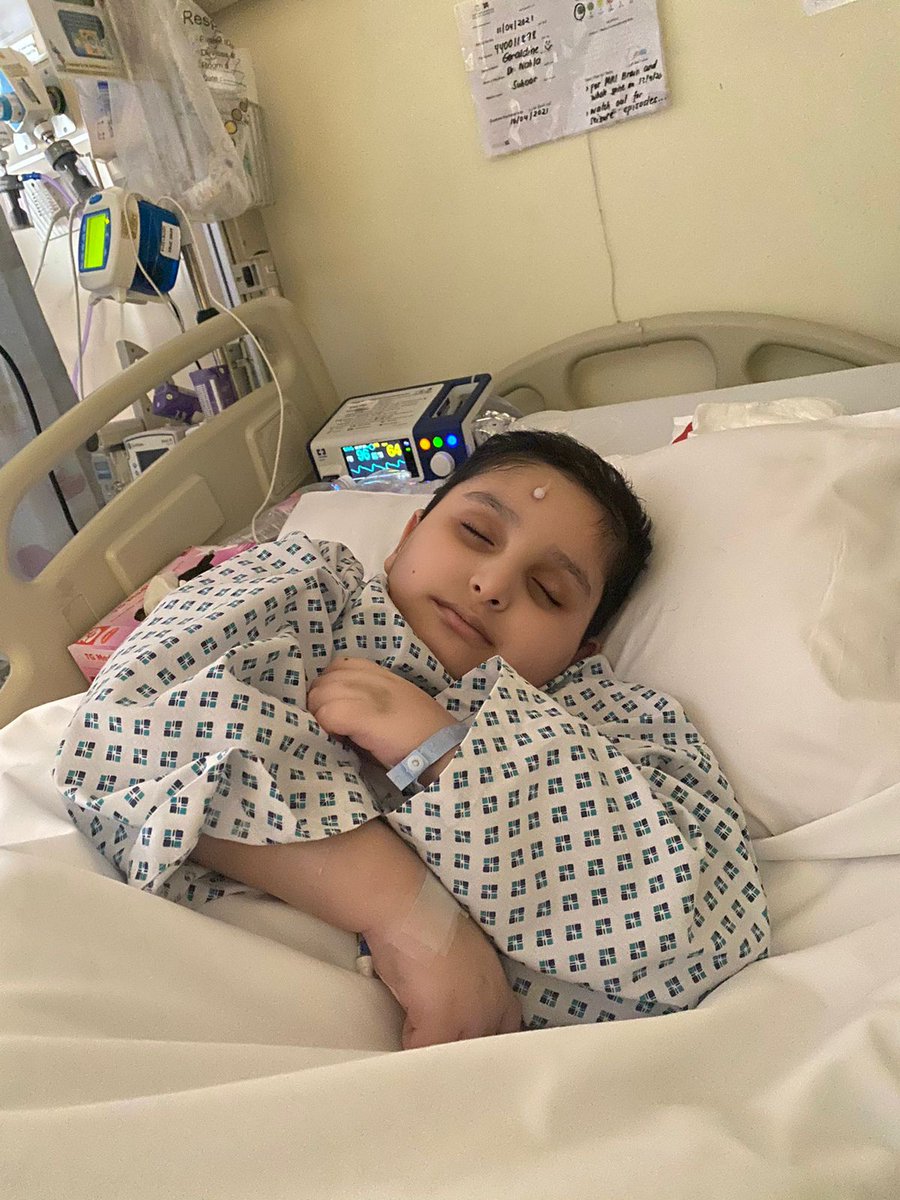 AL_sahir_'s tweet photo. طفل يصارع السرطان والألم كالدم يسري بجسده
بصوته المتألم المبحوح قال ناشدوا الأمير عبد العزيز بن فهد فإنه لن يتركني 

شاركونا يوم الخميس الساعة 4م برفع تاق
👇👇👇

#طفل_يناشد_عبدالعزيز_بن_فهد https://t.co/FwYxJtH7X4