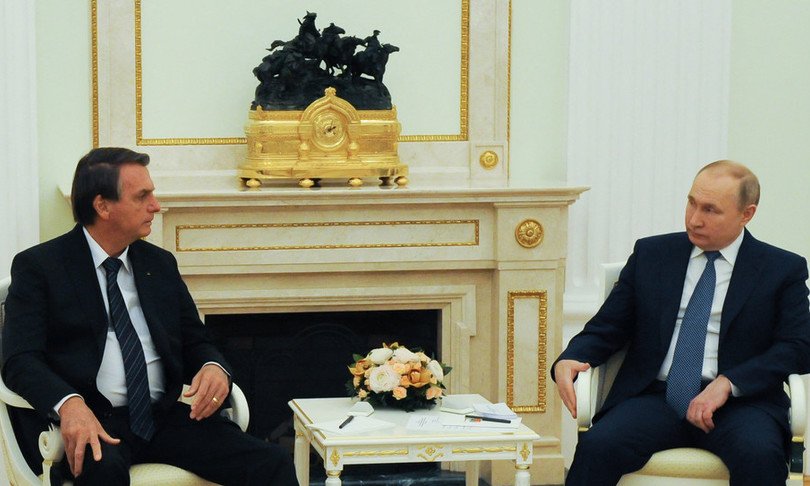 ArmoniosiAccent's tweet photo. Il tavolo scelto da #Putin per l'incontro con #Bolsonaro è leggermente diverso da quello utilizzato con #Macron https://t.co/FED98US9UP