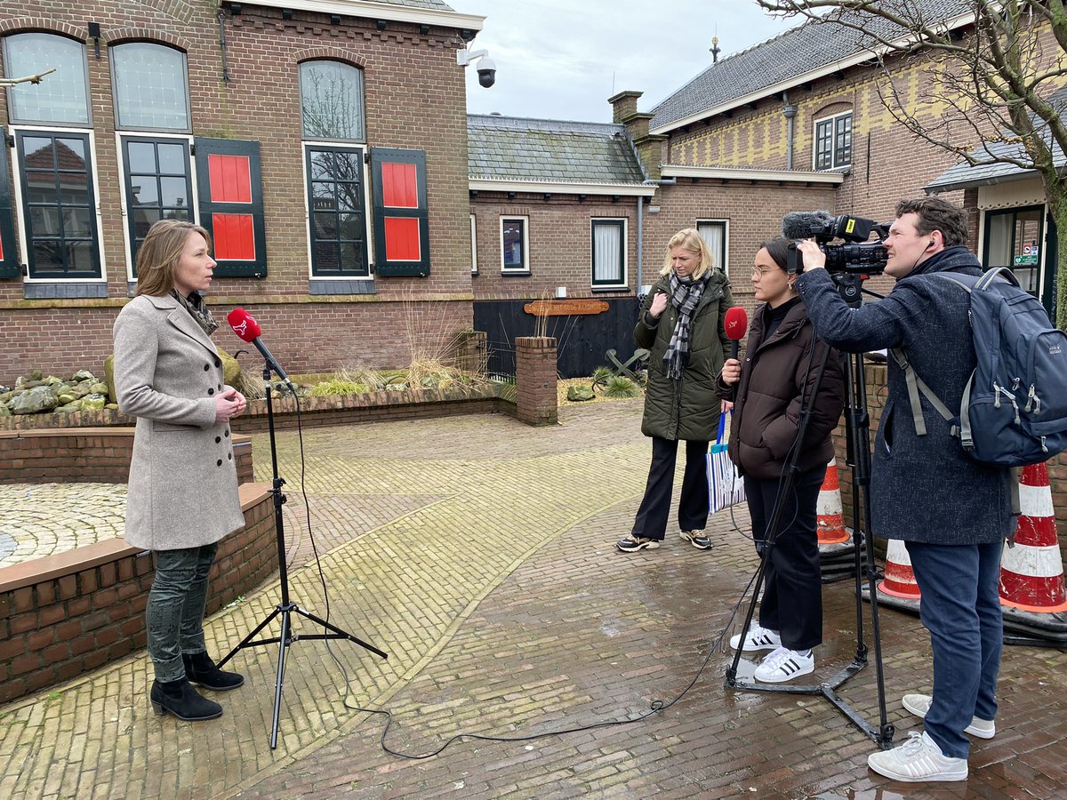 Bezoek van minister <a href="/HankeBruinsSlot/">Hanke Bruins Slot</a> vanmorgen aan Urk. Onze geschiedenis is toegelicht en ons beleid inzake oa openbare orde en veiligheid en jeugd. Een betrokken minister die laagdrempelig is en oprecht geïnteresseerd in het wel en wee van Urk.