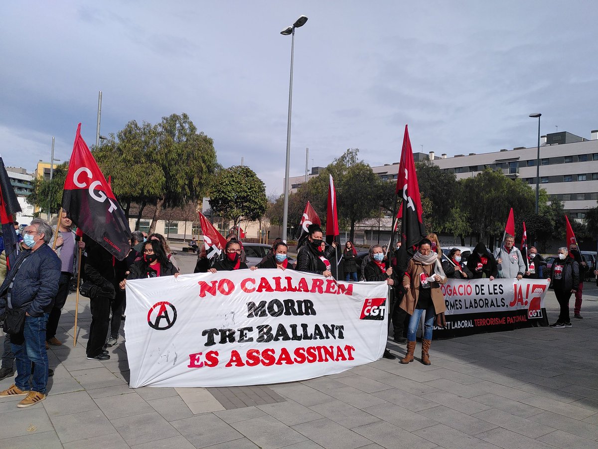 CGTBarcelona's tweet photo. Hem deixat clar al judici que davant els accidents laborals @CGT no callarem. Continuarem denunciant les males condicions de treball i més recursos econòmics i materials per a @treballcat i @empleogob per impedir aquesta xacra. No són accidents, son assassinats!
💪💪🏴🏴 https://t.co/z8Gz3dqBfd
