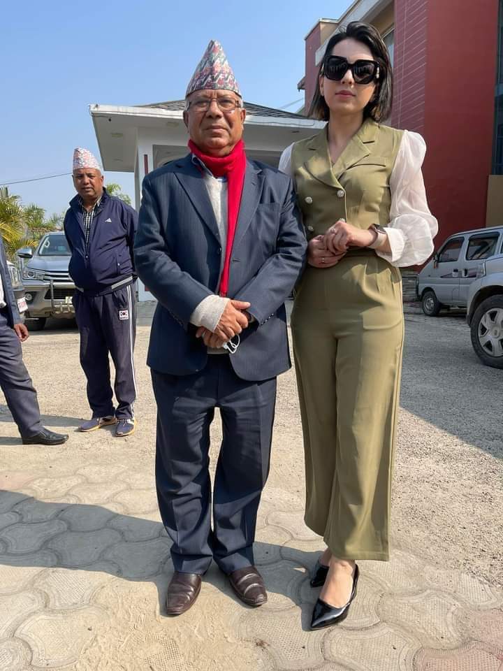 यति राम्री महिला संग फोटो खिच्न पाउदा पनि माकुनेको अनुहारमा खुसी छैन भनेसी माकुनेलाइ ठुलै चिन्ता परेको छ 😂😂😅