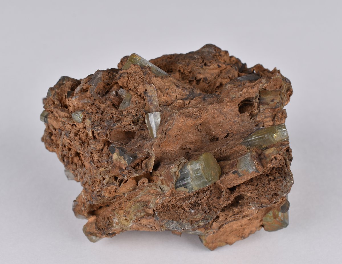 Goethe_Rocks's tweet photo. #MonatdesMinerals

Inv. Nr.: GNG 00071
Hist. Präsentationstitel: #Beryll mit #Skorodit 
Ort: #Sibirien
Maße: 7 x 5 x 5,5 cm
Gewicht: 155, 61 g
Sammler: #Goethe 

#Berylle mit #Quarzkristallen, Varietät #Rauchquarz; Überzüge von #Limonit, Skorodit ist makroskopisch nicht erkennbar https://t.co/VdUz0a173e