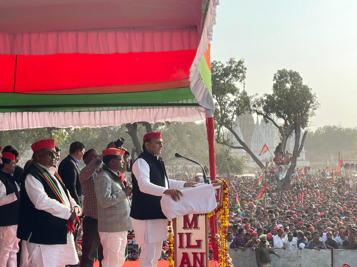 yadavakhilesh's tweet photo. कन्नौज में, सपा के पक्ष में उमड़ा जनसमर्थन का महासागर!

अपनी रैलियों में नकली भीड़ की फ़ोटो लगानेवाले भाजपाई देख लें… यूपी में बदलाव की तूफ़ानी-सूनामी है। https://t.co/jY14VtRc7E