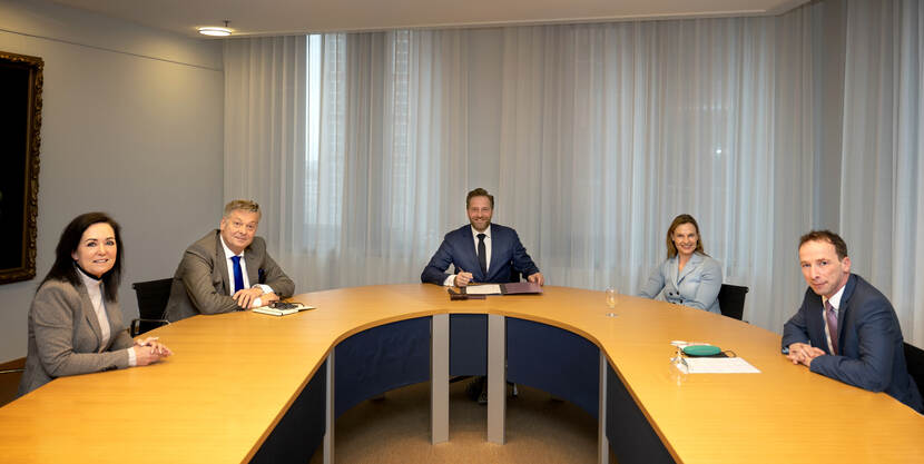 vastgoedned's tweet photo. Minister de Jonge voor Volkshuisvesting en Ruimtelijke Ordening heeft vandaag samen met #NVM, #VBO en #Vastgoedpro en met Vereniging Eigen Huis het #verbeterplan โVertrouwen in het koopprocesโ ondertekend. Lees hier het gehele verbeterplan: https://t.co/55n2u5ntGS
#persbericht https://t.co/xHn5dV4eRz