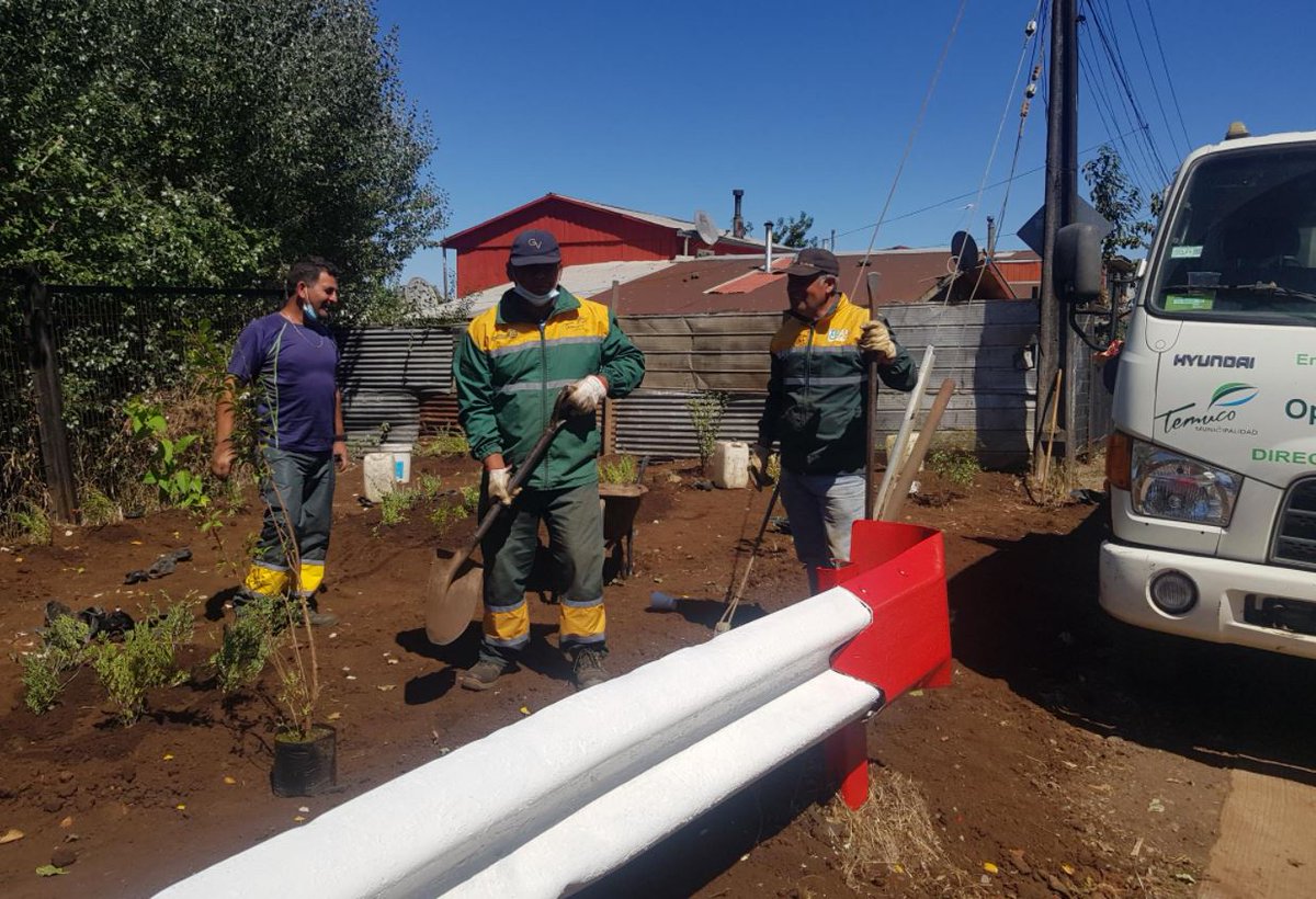 municipiotemuco's tweet photo. Se realizó la completa #recuperación de un #microbasural en calle Punta Arenas esq. Taitao, sector Los Riscos 3
Este trabajo en conjunto contempla el compromiso de los vecinos/as de cuidar este sector y realizar denuncias cuando se sorprenda a quienes boten residuos en ese lugar https://t.co/Ck1vAPwZZ7