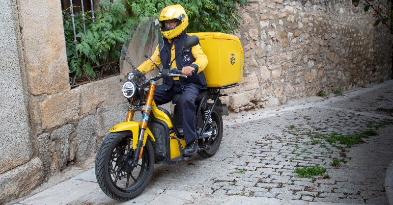 Correos's tweet photo. En nuestro compromiso por la innovación y la ciberseguridad, somos compañía pionera en gestionar una flota de 600 motos eléctricas ciberseguras.