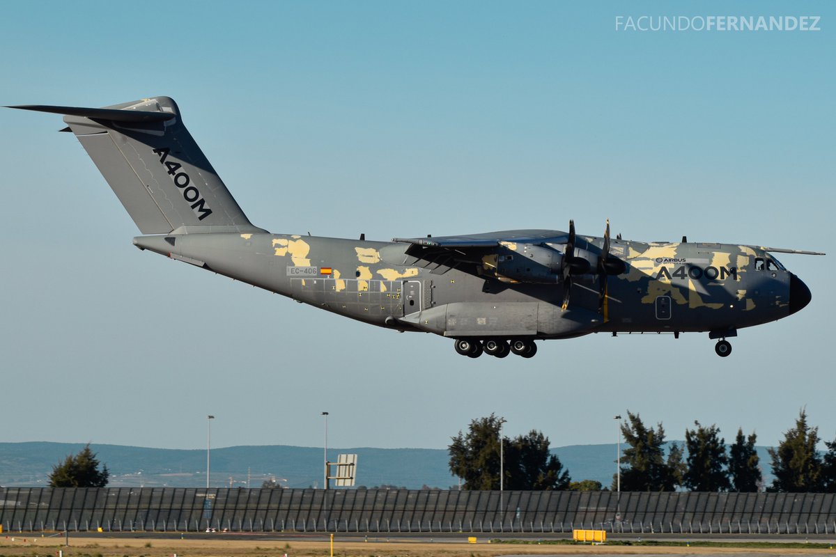 aero_cor's tweet photo. Airbus A400M (EC-406) de Airbus Military arribando al Aeropuerto de Sevilla https://t.co/qQ4DjHmhHP