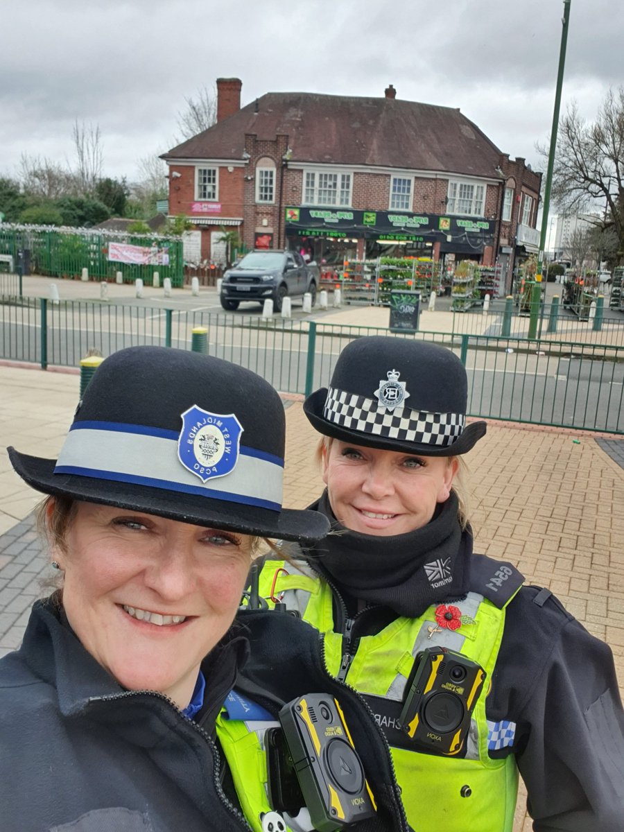 YardleyWMP's tweet photo. Out and about in a windy Yew Tree #ripeandready #whatalovelypear 🍐#SAMANDA 👮🏼♀️👮🏼♀️ https://t.co/fnaQCTQ7OM