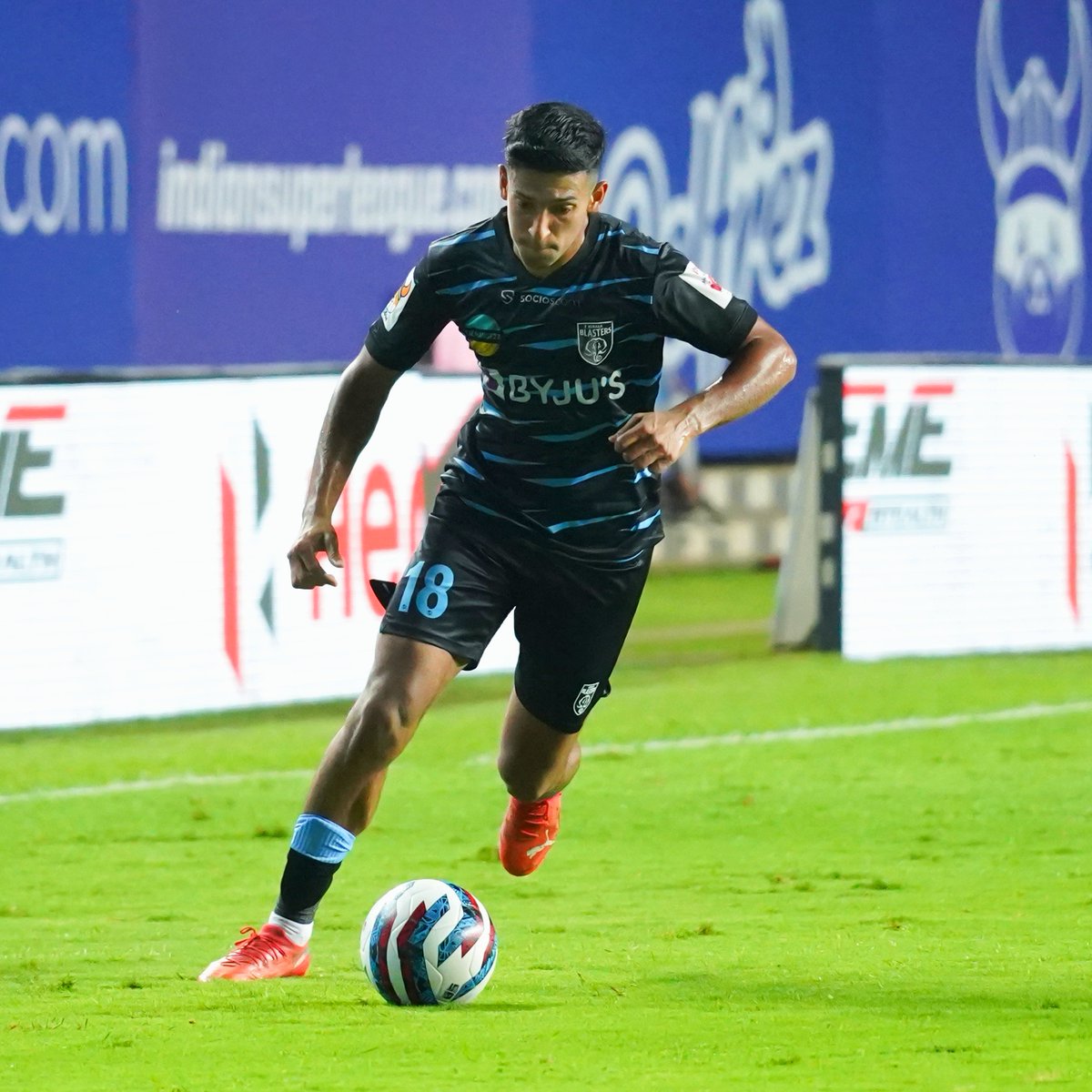 KeralaBlasters's tweet photo. 🗣️ "He is a great player. He has to continue working hard, because the things he provides to this team are great." - @ivanvuko19
Shoutout to @sahal_samad for putting in a fantastic shift in #KBFCSCEB! 👊🏽
#YennumYellow #KBFC #കേരളബ്ലാസ്റ്റേഴ്സ് https://t.co/nCPJ8sVG9o