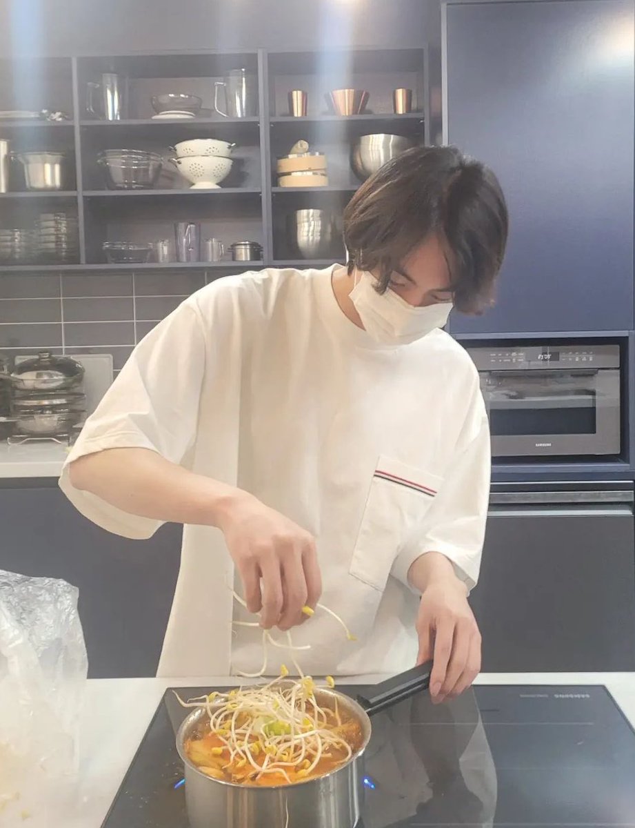 jingallery's tweet photo. my chef boyfriend https://t.co/Cm8RobWXQJ