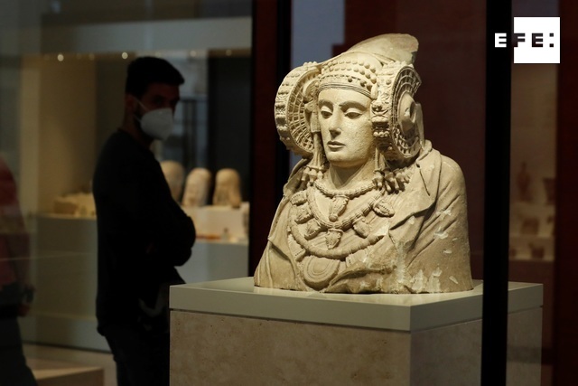 EFEnoticias's tweet image. Los técnicos del Ministerio de Cultura y Deporte desaconsejan el traslado temporal de la Dama de Elche debido a que la pieza se encuentra en un estado de "tenso equilibrio" que podría alterarse en caso de cambios ambientales.

bit.ly/353SkrT