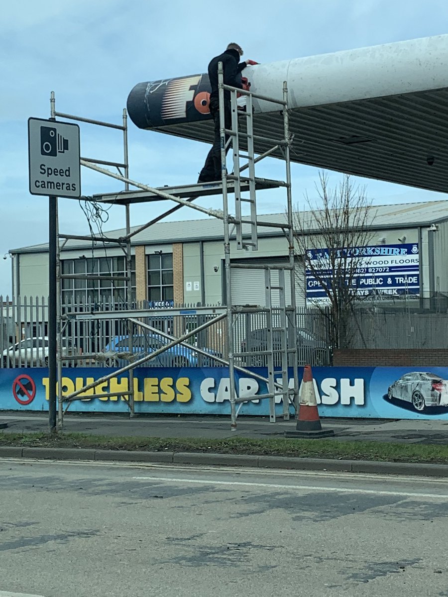 FireEngineer81's tweet photo. @safetyphoto saw this and had to stop to take pics 🤦‍♂️ looks like a setup of one of those ‘spot how many issues’ slides on H&amp;S courses #Hull https://t.co/tBam4VLMbJ