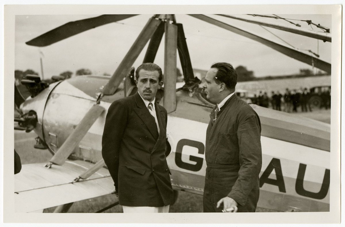 PatrimNacional's tweet photo. 🛩️ #TalDíaComoHoy, en 1934, Juan de la Cierva realizó su primer vuelo sobre #Madrid en autogiro.

El ingeniero inventó el #autogiro en 1920 y desarrolló varios modelos hasta su muerte, en 1936.

📸 En esta fotografía lo vemos junto al infante Jaime de Borbón y Battenberg.

#AGP https://t.co/L35HxT45xY