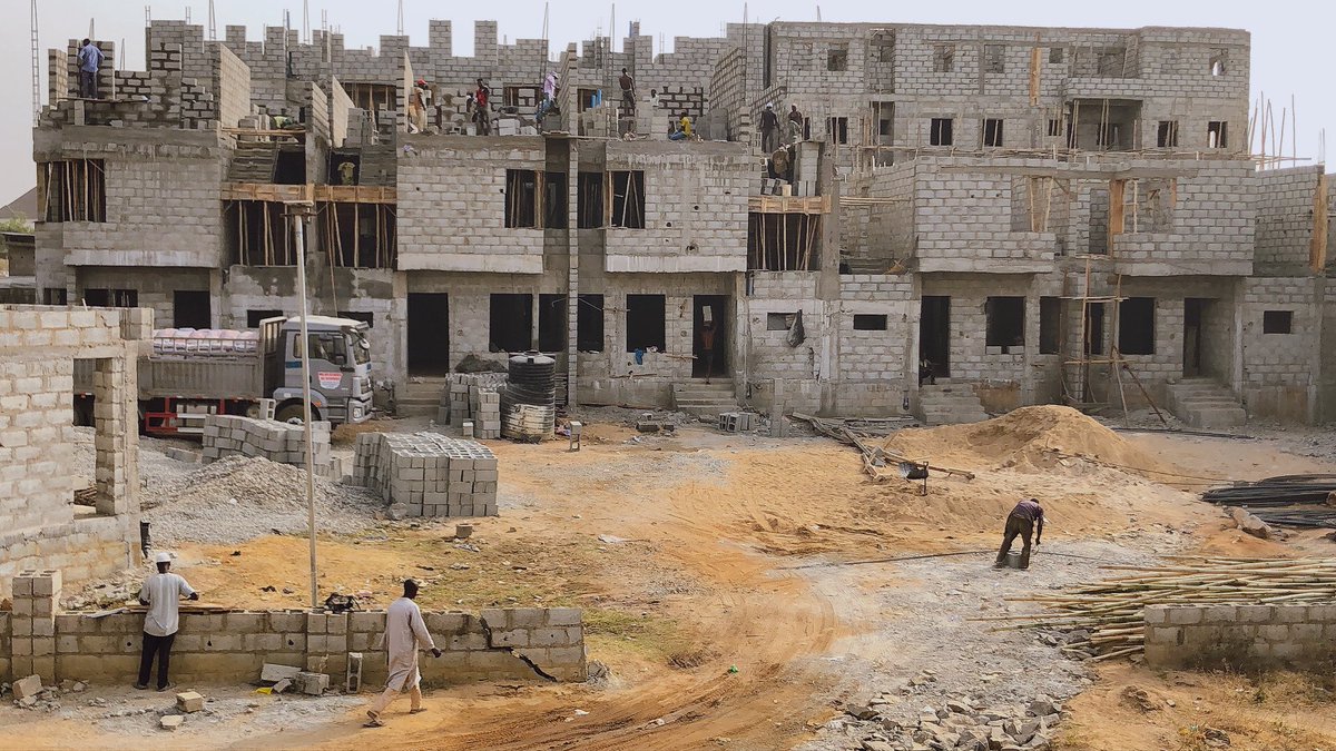 Howna's tweet photo. Our @mablevi00 ongoing project at DAPE, LifeCamp. Just before Paradise Estate. Flexible payment plans available. #NewListing #Mablevi #Quality #Luxury #Abuja #Homes #Builder #SmartHomes #RealEstate #Interiors https://t.co/c85D3rOeNR