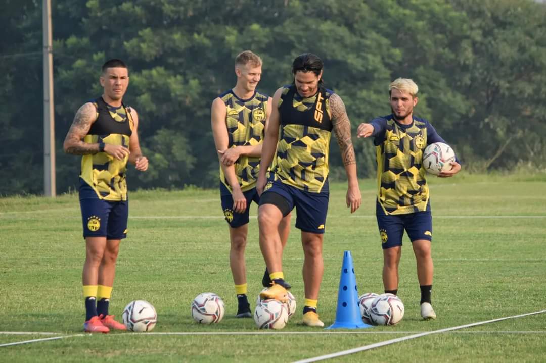CST_1935's tweet photo. #PRETEMPORADA2022 
Trabajos de presión encabezados por los profes @josearrua88
@JuPampliega y Miguel Benitez.
Hay equipo, hay esfuerzo y hay garra! 
#vamostriki
#VamosConTodo https://t.co/oN9MSP2FQ0
