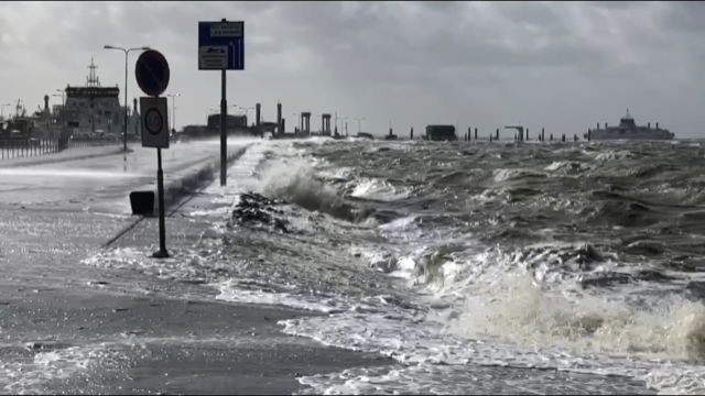 AmelandGemeente's tweet photo. Dit weekend en maandagmorgen worden hoge waterstanden en storm verwacht. Afhankelijk van de wind kan het waterpeil nog wijzigen, maar we raden u toch aan de auto niet op de pier te parkeren. Ook kan het verstandig zijn om de tuin te ontdoen van spullen die los liggen. https://t.co/S83PpOxAfA