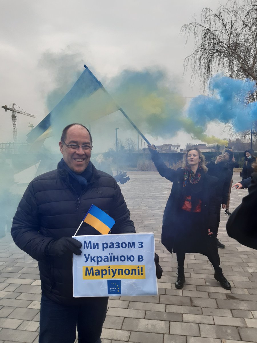 EUAM_Ukraine's tweet photo. The regional office of the EU Advisory Mission in Mariupol celebrates the Day of Unity together with the people of Mariupol singing the anthem of Ukraine.
#StandByUkraine #UnityDay #ДеньЄднання https://t.co/37VW2bWt7B